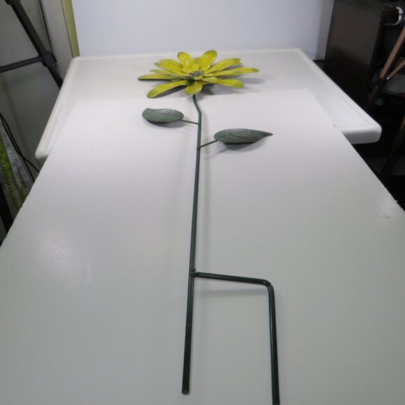 Yellow Flower Metal Yard Decor Stake all metal (no moving parts) - Picture 10 of 13